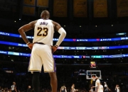 詹姆斯复出首战，西蒙斯状态火爆，助攻爆棚成为焦点！