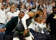 雄鹿绝杀时刻，命运悬念点燃赛场，西蒙斯迎来胜利！的简单介绍