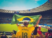 利物浦观众热烈欢呼！詹姆斯迎来十五赛季出色发挥赛场气氛高涨